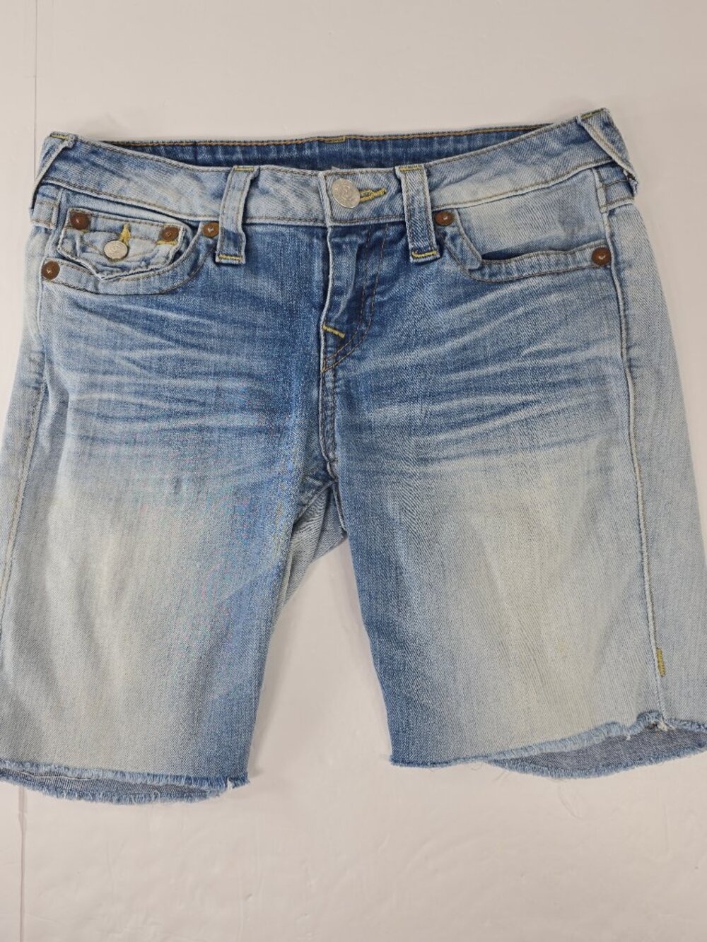 TRUE RELIGION Cutoff Jean Shorts Women’s SZ 27 Blue Denim LOW RISE 7.5in INSEAM - Picture 2 of 16